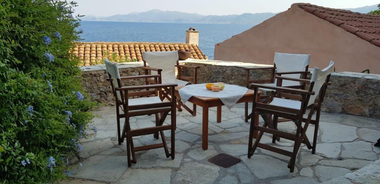 Athina Guesthouse モネンバシア エクステリア 写真