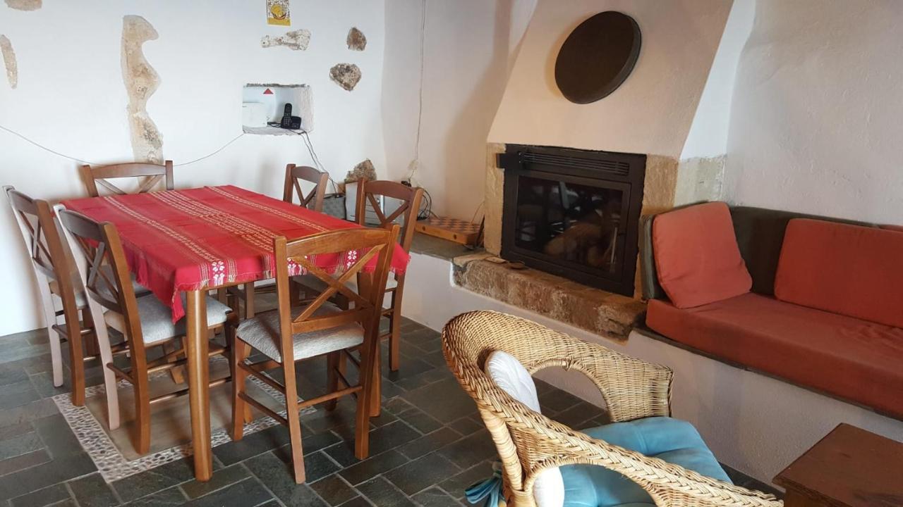 Athina Guesthouse モネンバシア エクステリア 写真