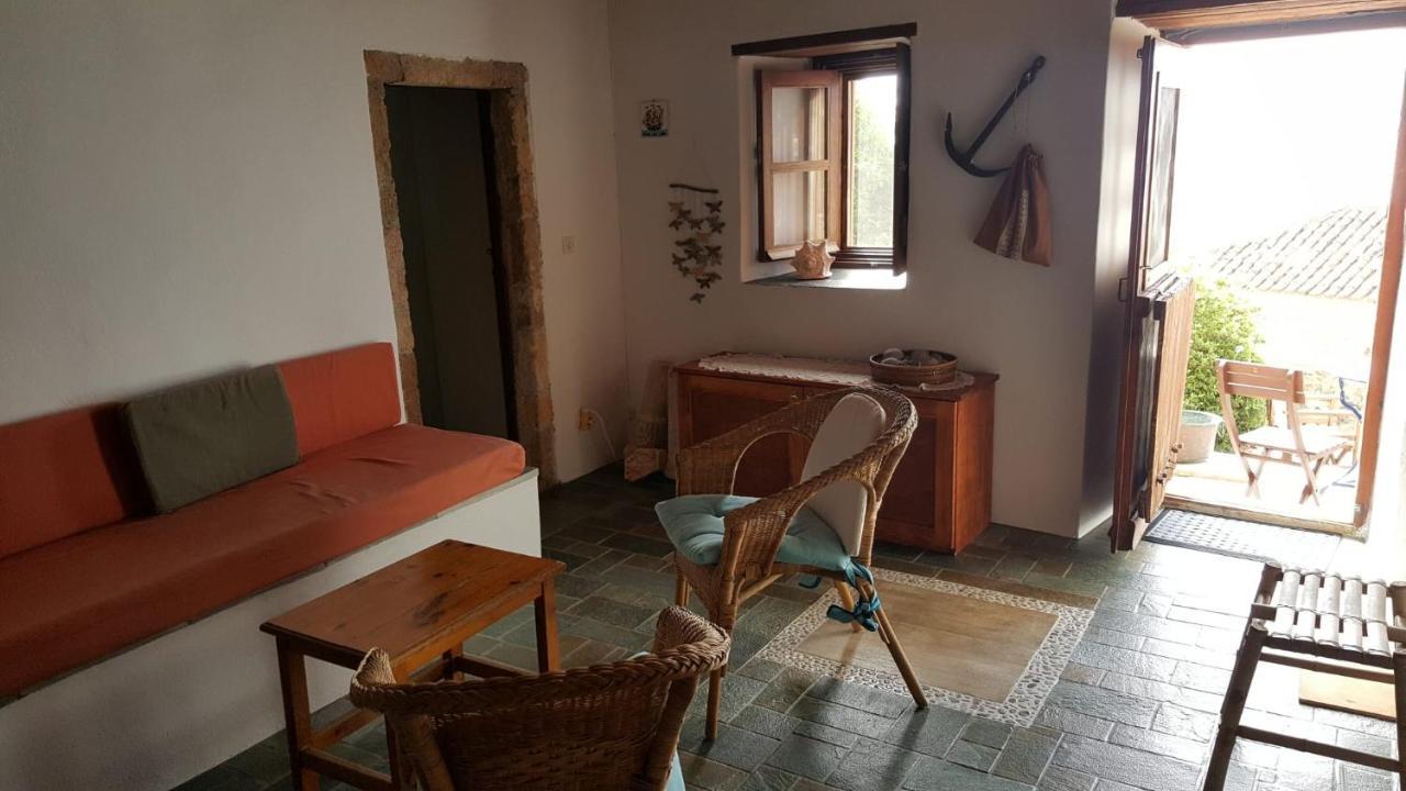 Athina Guesthouse モネンバシア エクステリア 写真